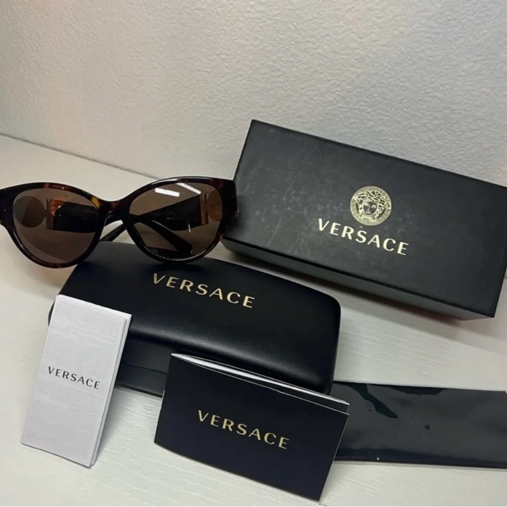 NWT Versace‎ Black and Gold Sunglasses (papers,box ,dust bag)